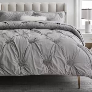 Pottery Barn Ruched Rosette Quilt in Grey Size Twin